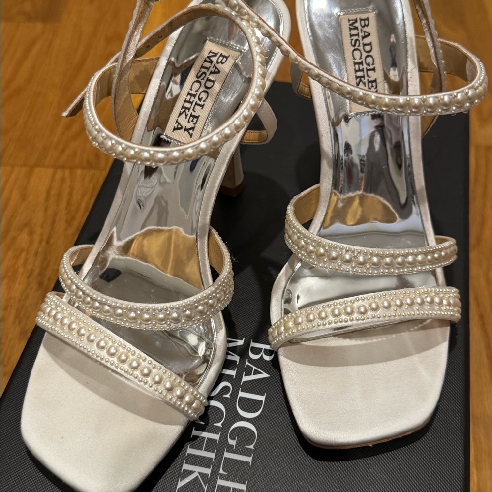 Badgley Mischka Brynlee 5.5 White Heels